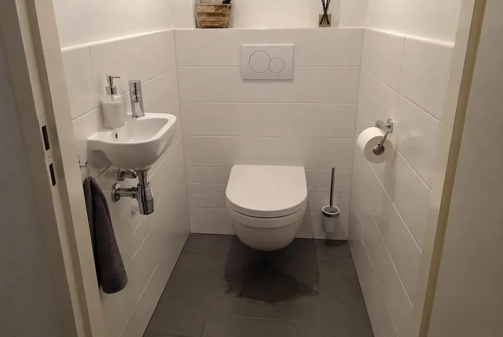 Lekdetectie Steenwijk – natte vloer bij een toilet