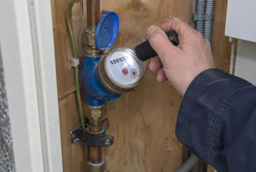 Lekdetectie Steenwijk – watermeter in de meterkast controleren met een zaklamp